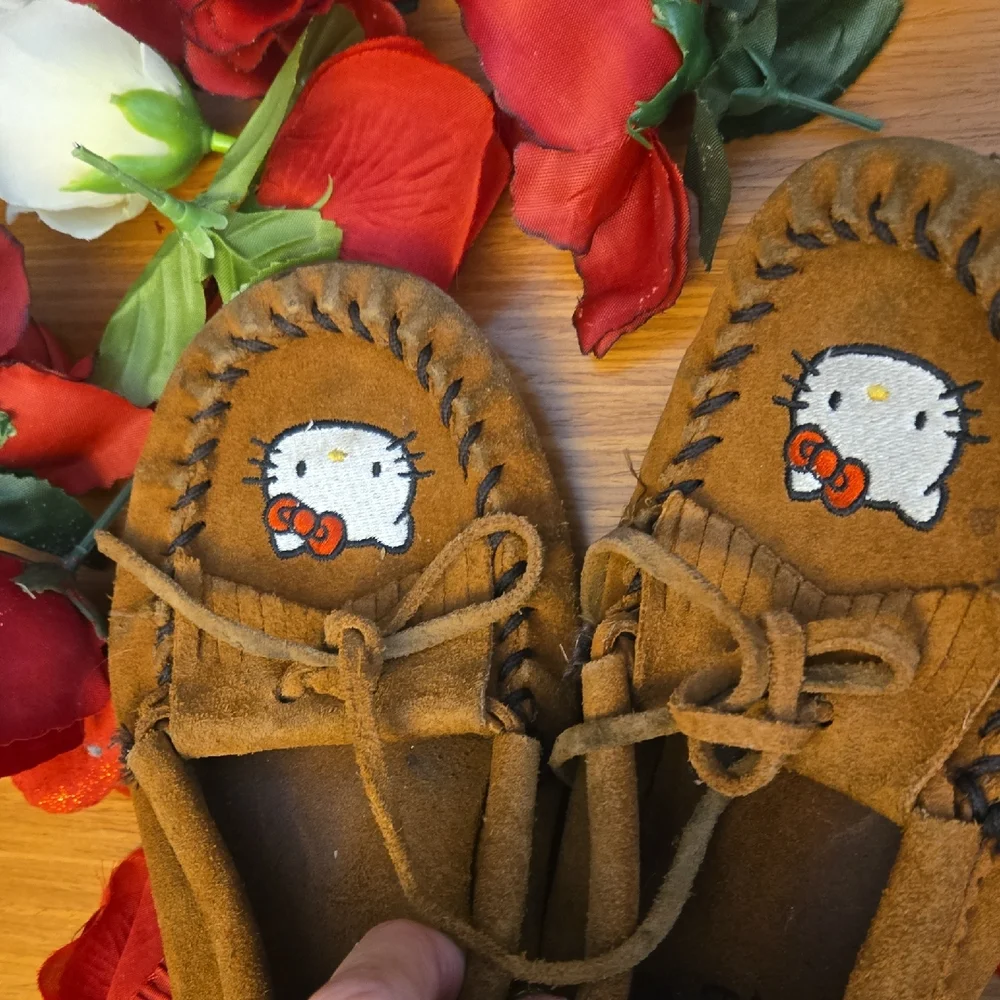 Minnetonka x Hello Kitty Suede‎ Moccasins – Kids Size 2